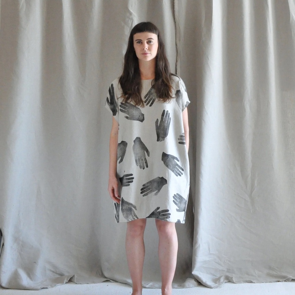Maker & Mineral Garnet Dress - Handsy print - 100% linen - M-XL
